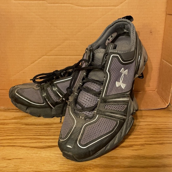 Men’s UA sz 8.5 runners with heat gear technology. Gently used condition. - Picture 3 of 3